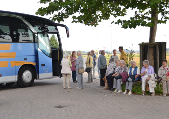 Gäste sammeln sich zur Abfahrt