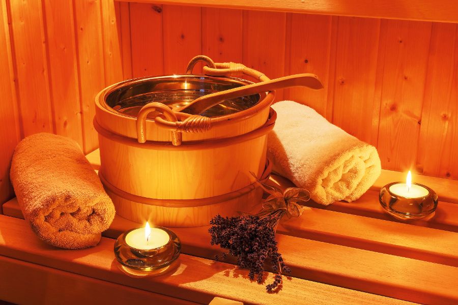 Gemütliche Athmosphäre in der Saune in einem Spa Bereich eines Wellness Hotels. Erholung und Relaxen vom Alltag.