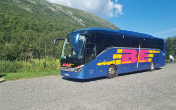 Bus unterwegs Alpen