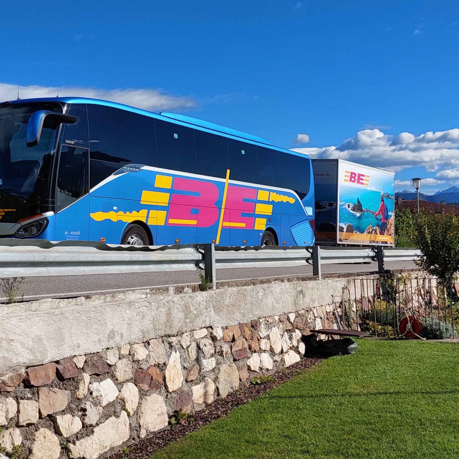 Bus-mit-Fahrradanhänger
