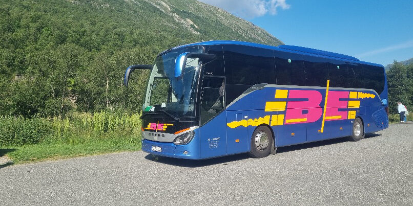 Bus unterwegs Alpen