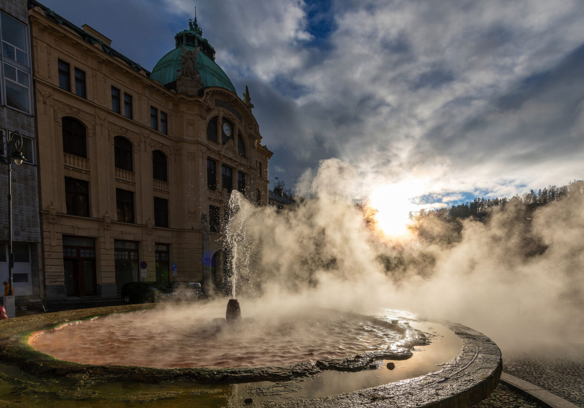 © Jørgson Photography - stock.adobe.com Karlsbad in Tschechien - an jeder Ecke sprudelt das heiße Heilwasser aus den Quellen WEB