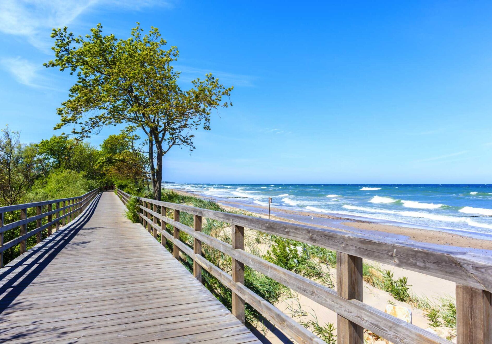 © pkazmierczak - stock.adobe.com Holzsteg entlang des weißen Sandstrandes von Kolberg WEB