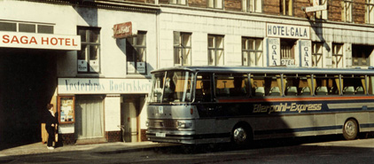 Bus Mi - YY5, Typ Setra S150
46 Schlafsessel, Kühlschrank, WC und großer Bordküche, aufgenommen in 
Kopenhagen / Dänemark vor dem Hotel Sager im April 1979. Das erste 
Fahrzeug mit eigenem, neuem Logo Bierpohl-Express.