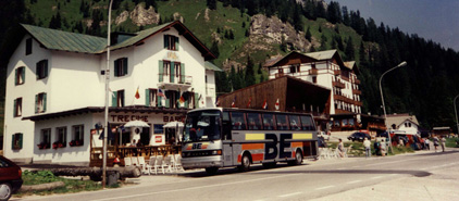 1991
Bus Mi - BE 20, Typ Setra S 215 HD
50 Schlafsessel, Kühlschrank, WC und Klimaanlage, aufgenommen in 
Italien während der Dolomitenrundfahrt 1991