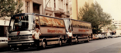 1982
Bus Mi - YY 12, Typ Setra S 208 und Bus Mi - YY 6, Typ S 215 HD
Beide Busse verfügen über Schlafsessel, Küche, WC. Das 
Bild ist aufgenommen in Berlin mit den Fahrern Heiner Spilker & Ingo Übler 
im Frühjahr 1982.