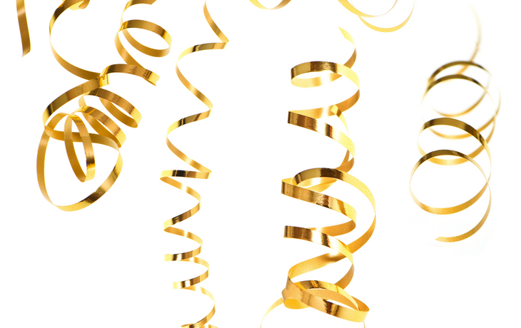 goldener Serpentinenstreamer. Partydekoration