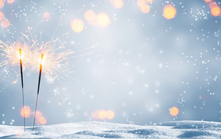 zwei brennende wunderkerzen im schnee