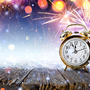 Mitternachts Celebration - Uhr auf verschneiten Tisch mit Feuerwerk