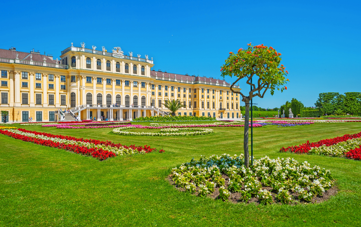 Öffentlicher Schlossgarten unter einem blauen Himmel