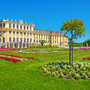 Öffentlicher Schlossgarten unter einem blauen Himmel