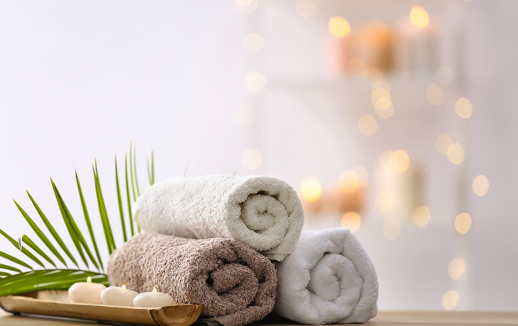 Schöne Spa-Komposition auf dem Tisch im Wellnesscenter