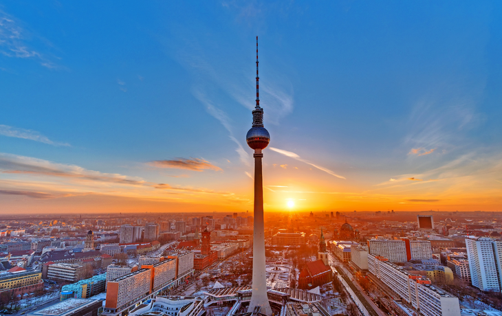 Schöner Sonnenuntergang mit dem Fernsehturm am Alexanderplatz in Berlin