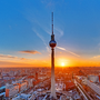 Schöner Sonnenuntergang mit dem Fernsehturm am Alexanderplatz in Berlin