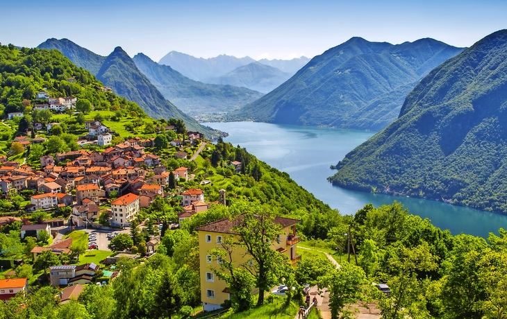 Blick vom Monte Bre auf Luganer See und den Monte San Salvatore in der Schweiz