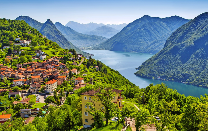 Blick vom Monte Bre auf Luganer See und den Monte San Salvatore in der Schweiz