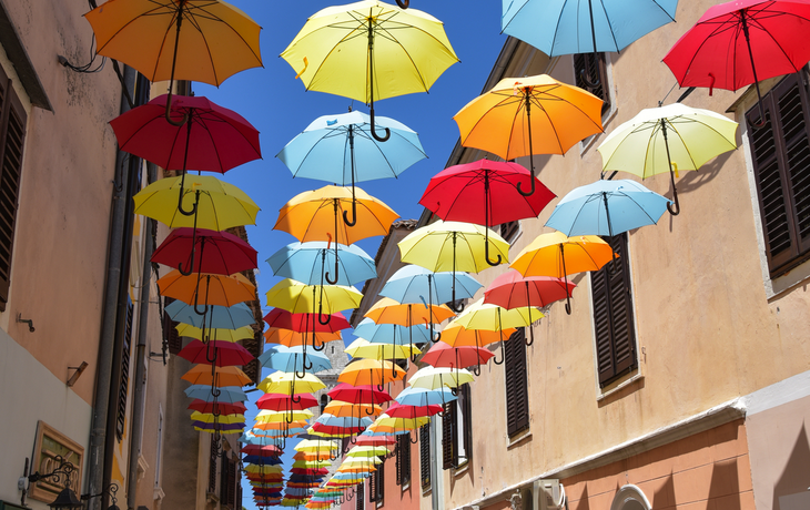Altstadt in Novigrad mit bunten Sonnenschirmen