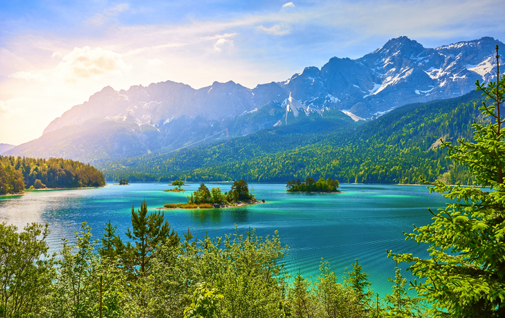 Eibsee in den Bergen Bayerns in Deutschland