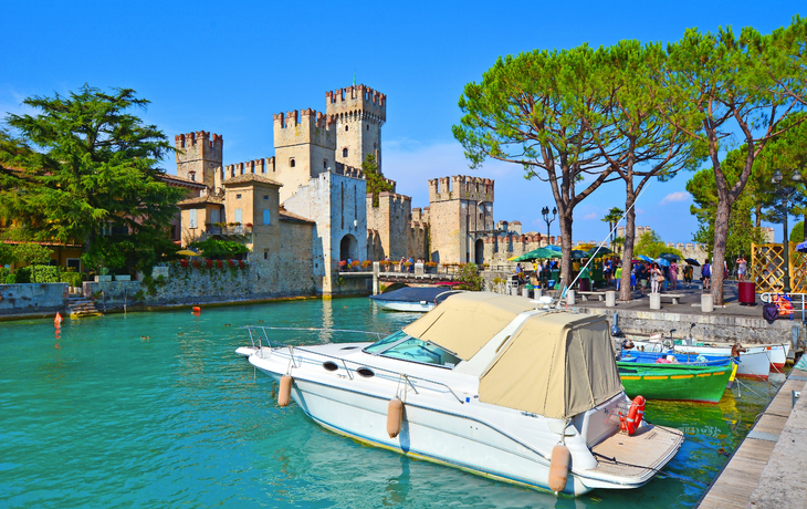 die Burg Rocca Scaligera in Sirmione am Gardasee, Italien