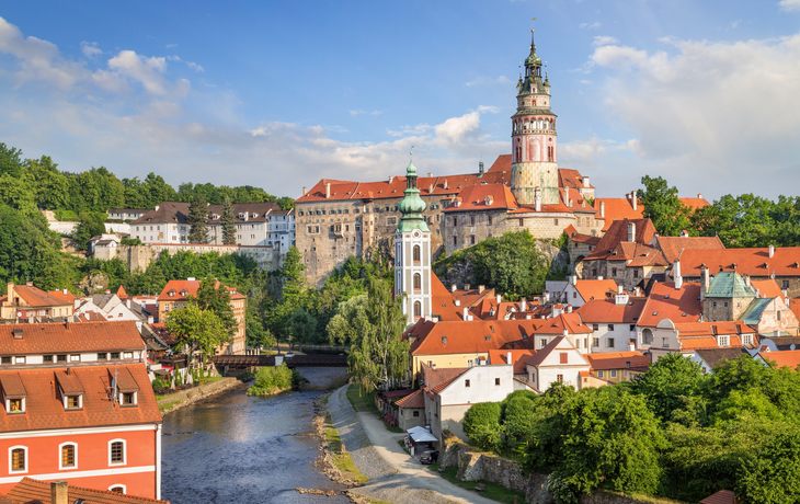 Blick über Cesky Krumlov mit Moldau im Sommer,Tschechische Republik