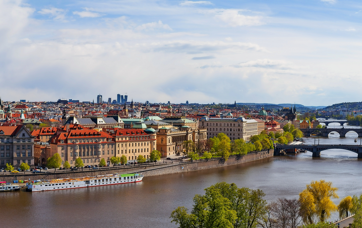 PRAG, TSCHECHISCHE REPUBLIK - 30. APRIL 2017: Breiter Panoramablick. Alte und moderne Gebäude und Brücken über die Moldau.