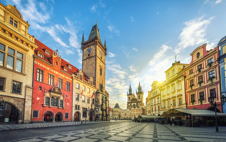 Altes Rathausgebäude mit Glockenturm auf Altstädter Ring (Staromestske namesti) am Morgen,Prag,Tschechische Republik