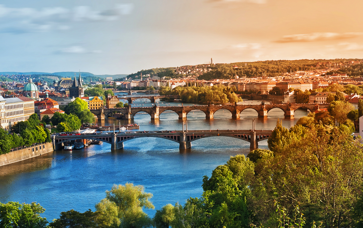 Prager Brücken im Sommer am Sonnenuntergang. Tschechische Republik.
