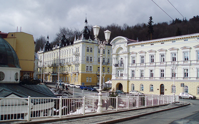 Historisches Hotelgebäude mit dekorativer Fassade und Straßenlaternen.