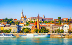 Panorama von Budapest mit Donau und Fischerbastei im Hintergrund.
