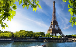 Seine in Paris mit Blick auf den Eiffelturm und Boot auf dem Fluss.