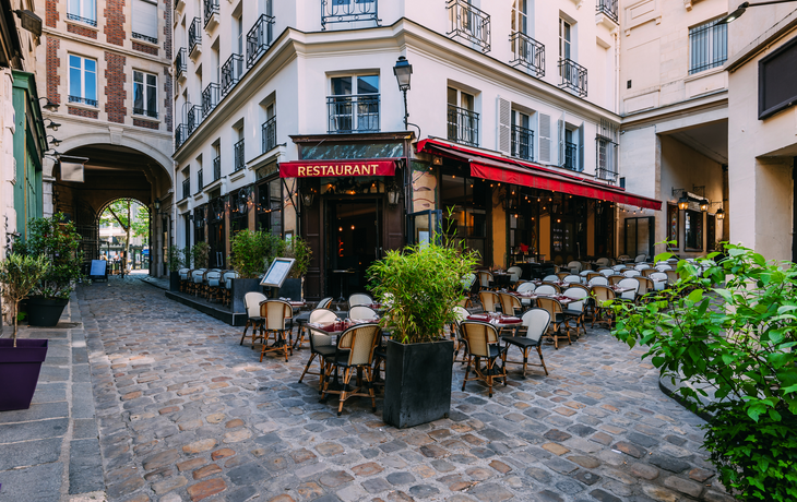 gemütliche Straße in der Nähe des Boulevard San-German in Paris