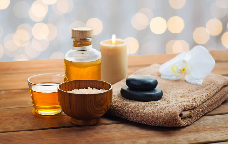 Nahaufnahme von Salz, Massageöl und Badesachen