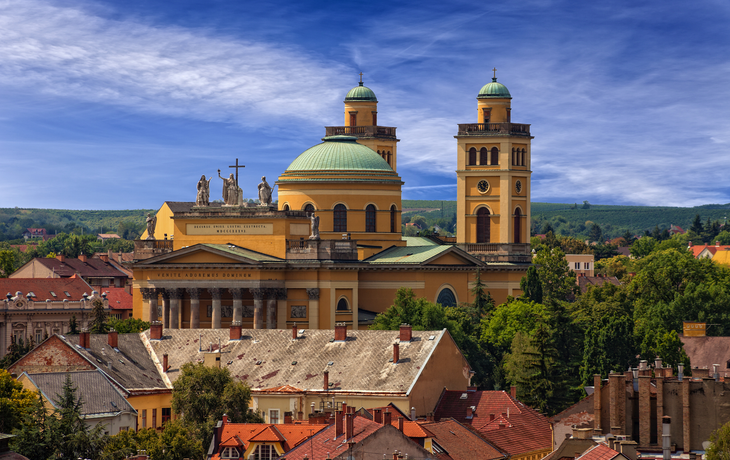 Basilika ist das einzige klassizistische Gebäude in Eger