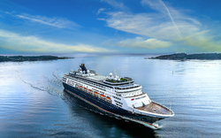 Kreuzfahrtschiff auf ruhigem Meer bei Kristiansund unter klarem Himmel.