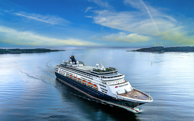 Kreuzfahrtschiff auf ruhigem Meer bei Kristiansund unter klarem Himmel.