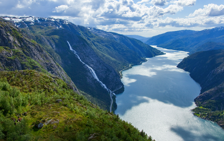 Landschaft mit dem Langfoss-Wasserfall und den Bergen im Akrafjorden
