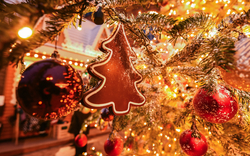 Weihnachtsbaumschmuck mit Lichtern und Anhänger in Tannenbaumform