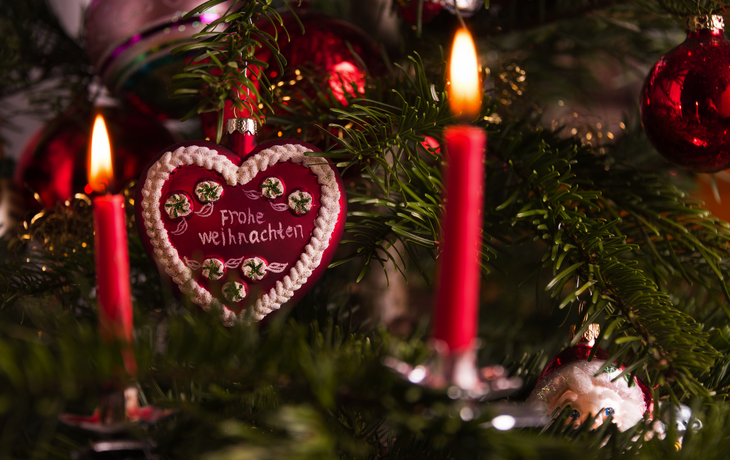 Weihnachtsbaumschmuck an einem Weihnachtsbaum