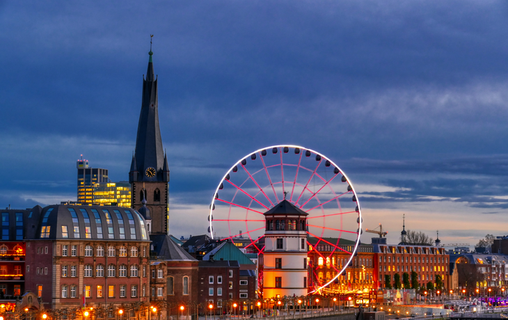 Stadtbild von Düsseldorf mit Riesenrad und Weihnachtsmarkt