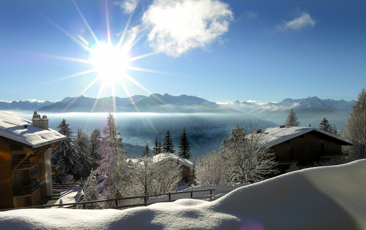 Winterlandschaft in den Alpen mit Berghütte