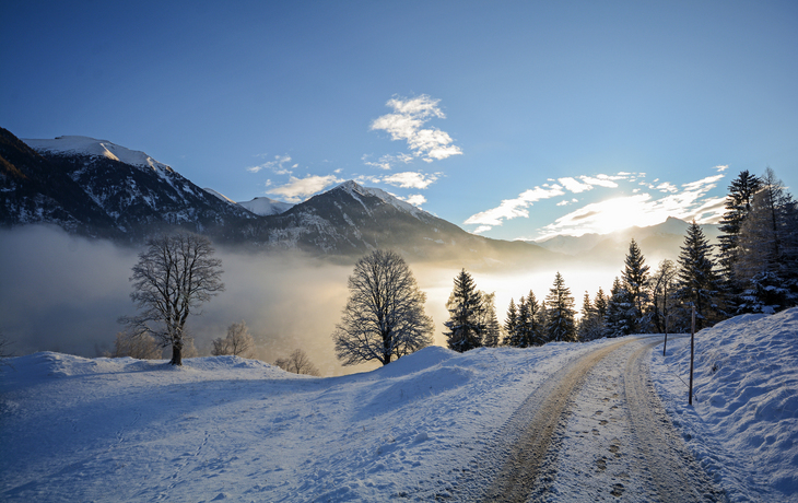 Blick auf eine Winterlandschaft mit der Bergkette des Gasteinertals bei Bad Gastein, Pongauer Alpen