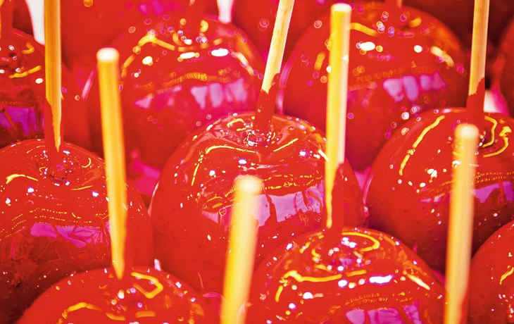 Kandierte Äpfel am Stil