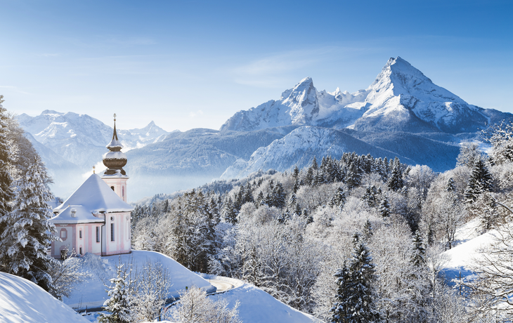 Kirche von Maria Gern mit Watzmann im Winter in Bayern, Deutschland