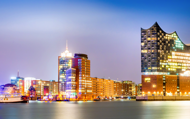 Beleuchtete Skyline von Hamburg mit Elbphilharmonie bei Nacht.