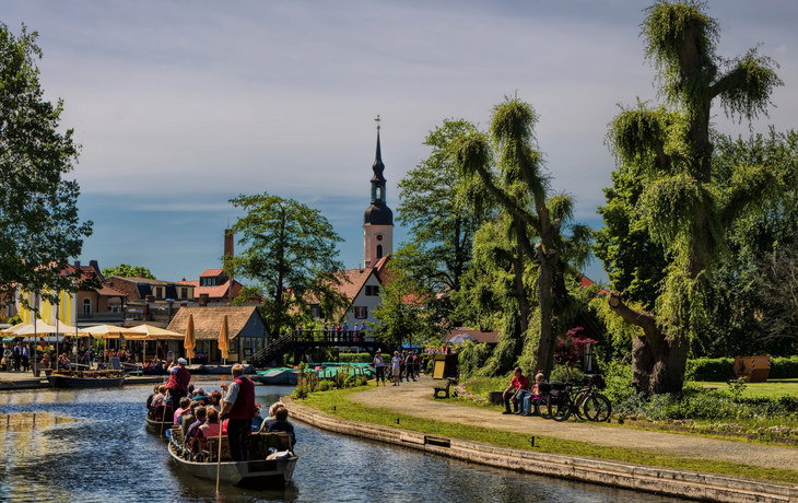 Lübbenau, Deutschland - traditionelle Kahnfahrt im Spreewald