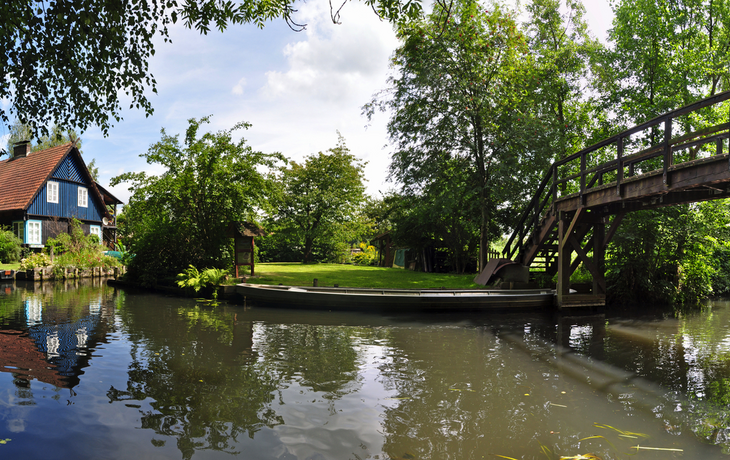 Haus spiegelt sich im Spreewald