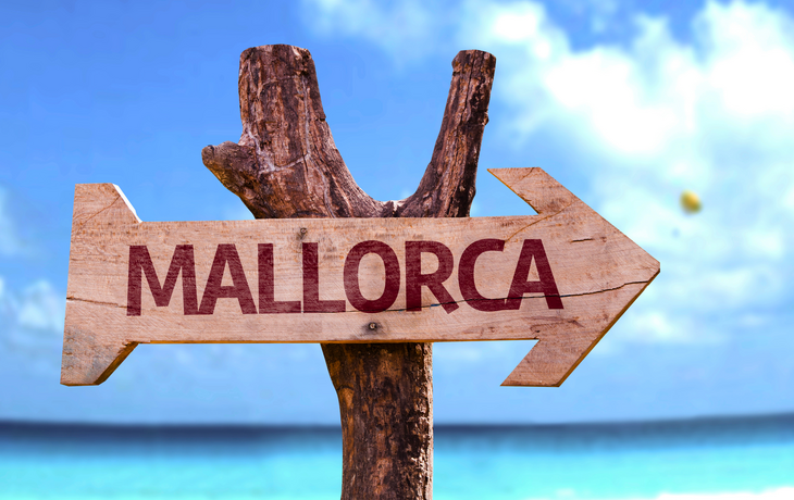 Mallorca Holzschild mit einem Strand im Hintergrund