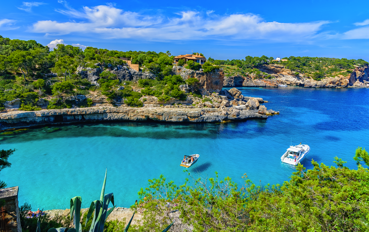 Segelboote auf der Insel Mallorca in der Nähe des Strandes Cala Llombards