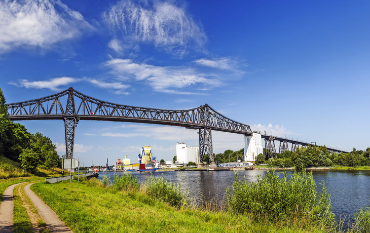 Historische Eisenbahnhochbrücke bei Rendsburg über den Nord-Ostsee-Kanal

