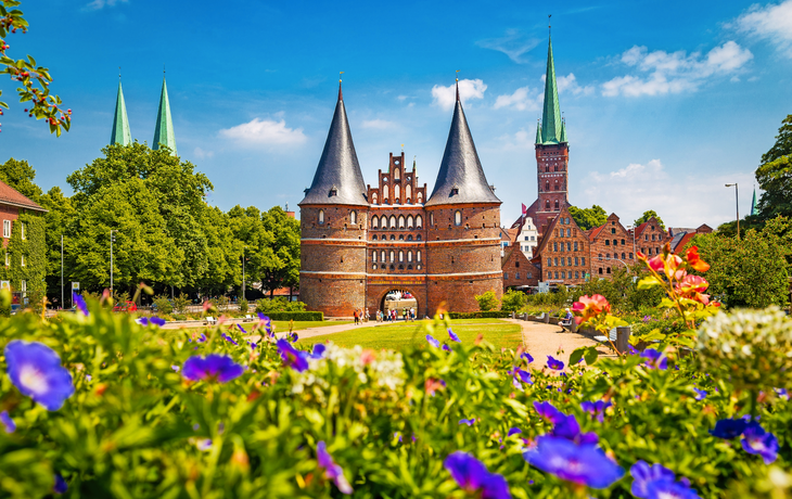 Historische Stadt von Lübeck mit berühmtem Holstentor-Tor im Sommer, Schleswig-Holstein, Nord-Deutschland